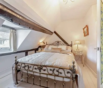 Pyatt's Pad Master Bedroom - StayCotswold