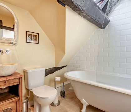 Pyatt's Pad Family Bathroom - StayCotswold