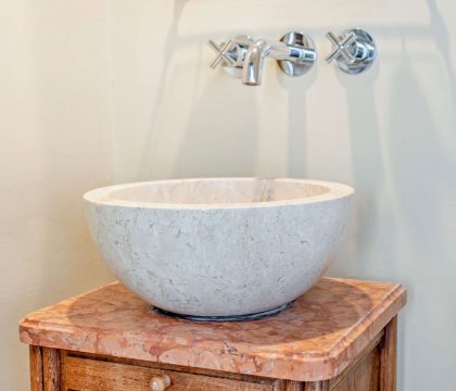 Pyatt's Pad Family Bathroom - StayCotswold