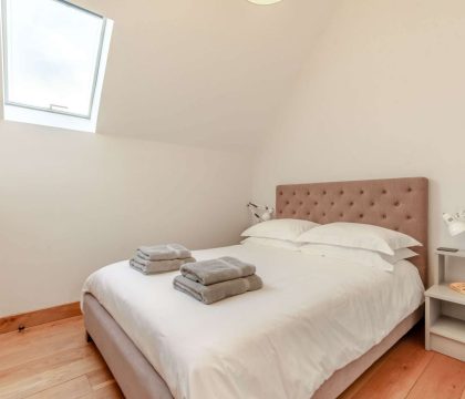 Yew Barn Bedroom 3 - StayCotswold