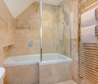 Yew Barn Family Bathroom - StayCotswold