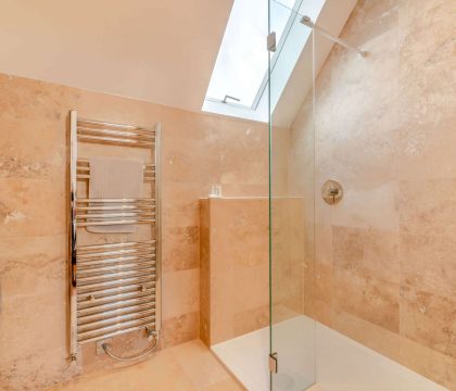 Yew Barn Master Bedroom Ensuite - StayCotswold