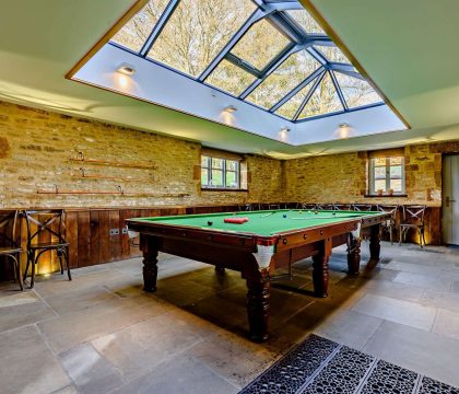 Stonewell Farmhouse Dining/Snooker room - StayCotswold 