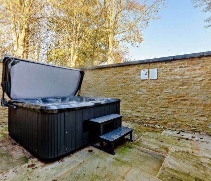 Stonewell Farmhouse Hot Tub - StayCotswold
