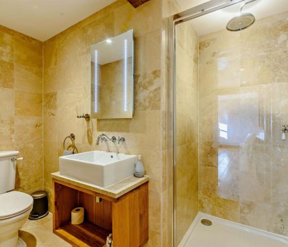 Stonewell Farmhouse Bedroom 2 Ensuite - StayCotswold