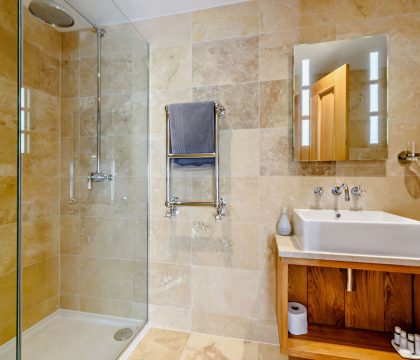 Stonewell Farmhouse Bedroom 3 Ensuite - StayCotswold