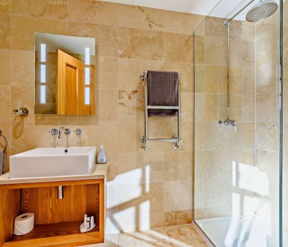 Stonewell Farmhouse Bedroom 4 Ensuite - StayCotswold