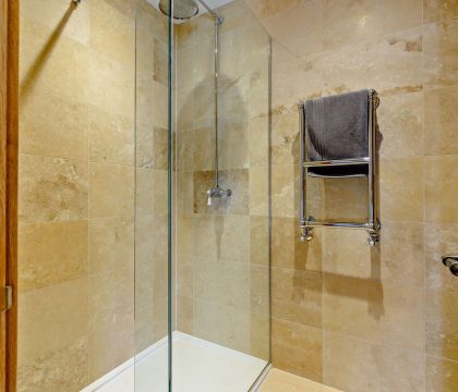 Stonewell Farmhouse Bedroom 6 Ensuite - StayCotswold