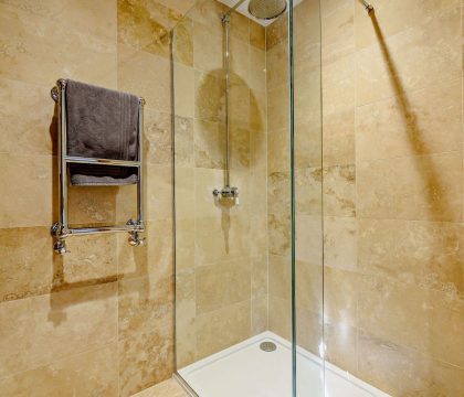 Stonewell Farmhouse Bedroom 7 Ensuite - StayCotswold
