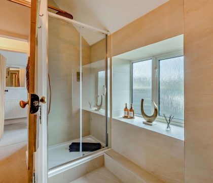 North House Bathroom - StayCotswold