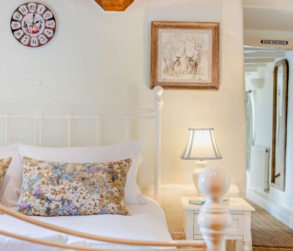 Glebe Cottage Bedroom 2 - StayCotswold