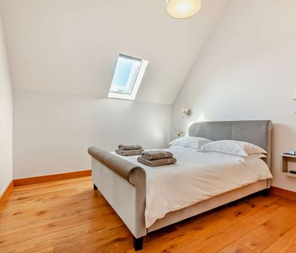 Walnut Barn Bedroom 3 - StayCotswold