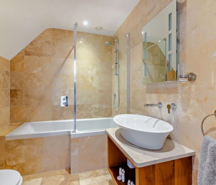 Walnut Barn Family Bathroom - StayCotswold