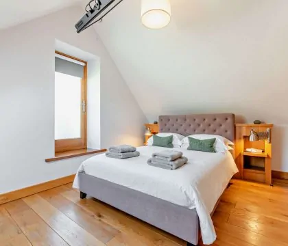 Elm Barn Master Bedroom - StayCotswold