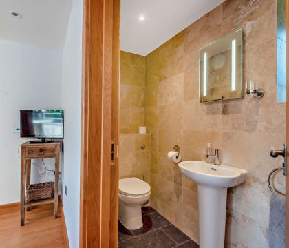 Elm Barn Master Bedroom Ensuite - StayCotswold