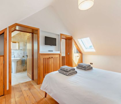 Elm Barn Bedroom 3 - StayCotswold