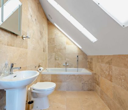 Elm Barn Bedroom 3 Ensuite - StayCotswold