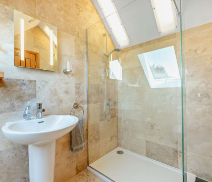 Elm Barn Bedroom 2 Ensuite - StayCotswold