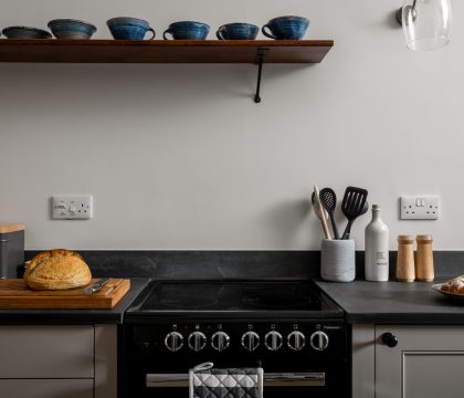 Woodman Cottage Kitchen/ Dining Room - StayCotswold