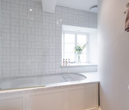 Carpenters Cottage Family Bathroom - StayCotswold