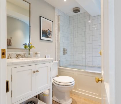 Carpenters Cottage Family Bathroom - StayCotswold