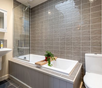 King's Cottage Bathroom - StayCotswold