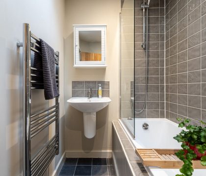 King's Cottage Bathroom - StayCotswold