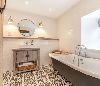 Manor Farm Cottage Bathroom - StayCotswold