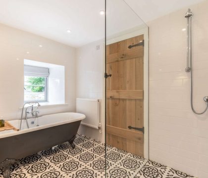 Manor Farm Cottage Bathroom - StayCotswold