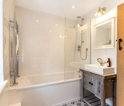 Manor Farm Cottage Bathroom - StayCotswold