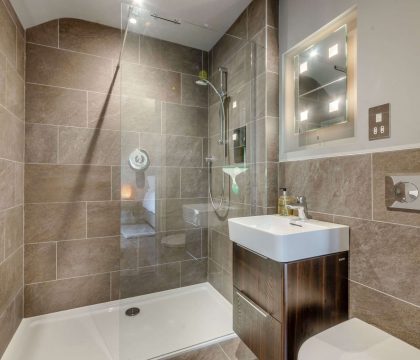 Corner House Barn Master Bedroom Ensuite - StayCotswold