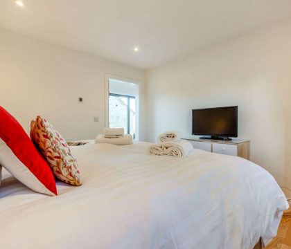 Corner House Barn Bedroom 2 - StayCotswold