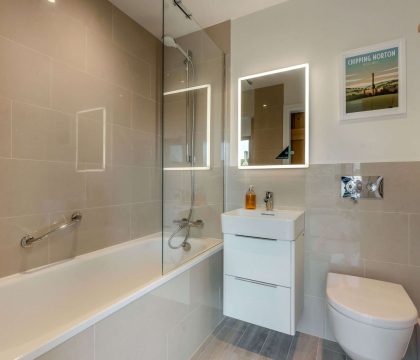 Corner House Barn Family Bathroom - StayCotswold