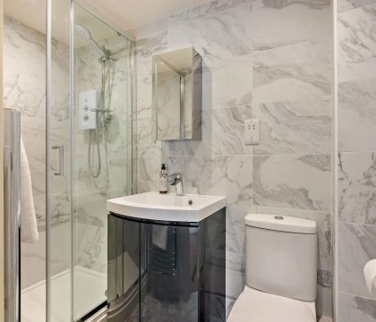 Rose Cottage Shower Room - StayCotswold