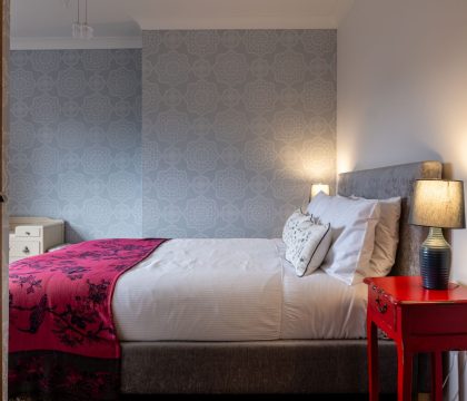 School Cottage Master Bedroom - StayCotswold