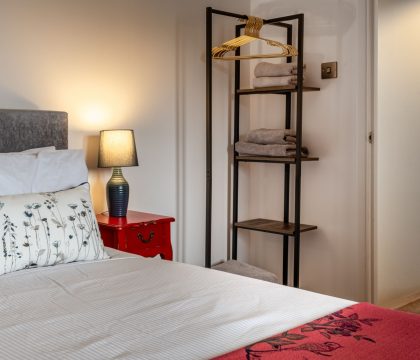 School Cottage Master Bedroom - StayCotswold