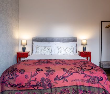 School Cottage Master Bedroom - StayCotswold
