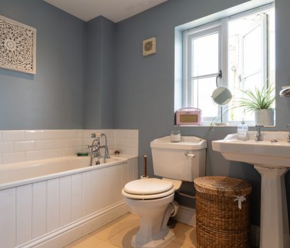 Harvey's Corner Cottage Family Bathroom - StayCotswold