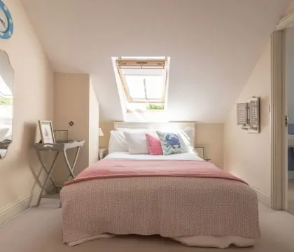 Harvey's Corner Cottage Bedroom 3 - StayCotswold