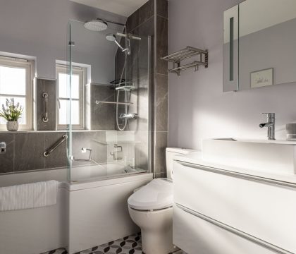 Blenheim Corner Master Bedroom Ensuite - StayCotswold