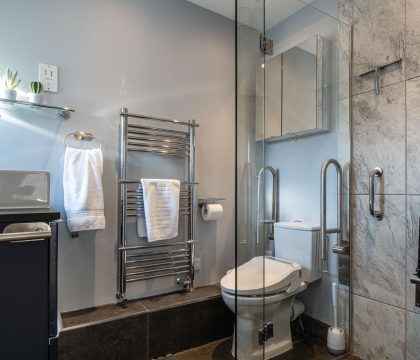 Blenheim Corner Bathroom - StayCotswold