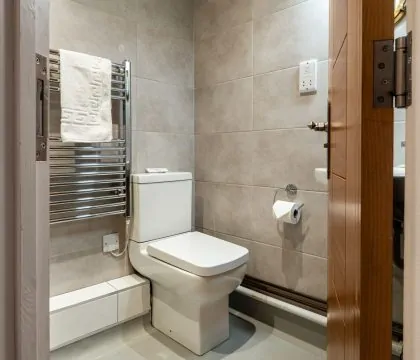Evenlode Cottage Master Bedroom Ensuite - StayCotswold