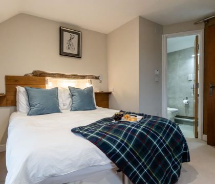 Evenlode Cottage Master Bedroom - StayCotswold