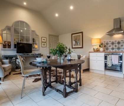 Guddlebrook Two Kitchen - StayCotswold