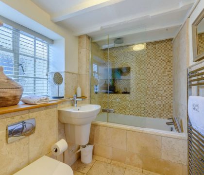 Orchard Cottage Family Bathroom - StayCotswold