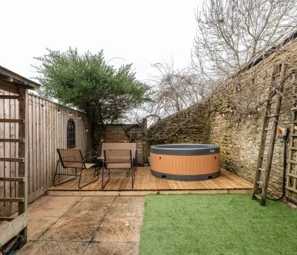 The Snug Garden - StayCotswold