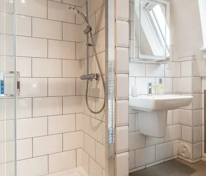 Piggy in the Middle Shower Room - StayCotswold