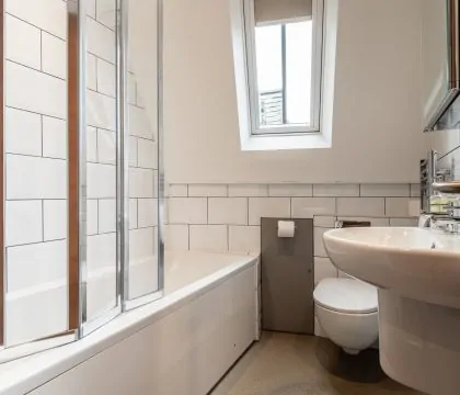 Piggy in the Middle Bathroom - StayCotswold