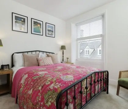 Bakers Flat Bedroom 2 - StayCotswold