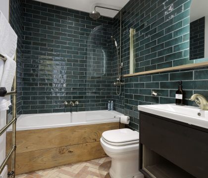 Bakers Flat Family Bathroom - StayCotswold